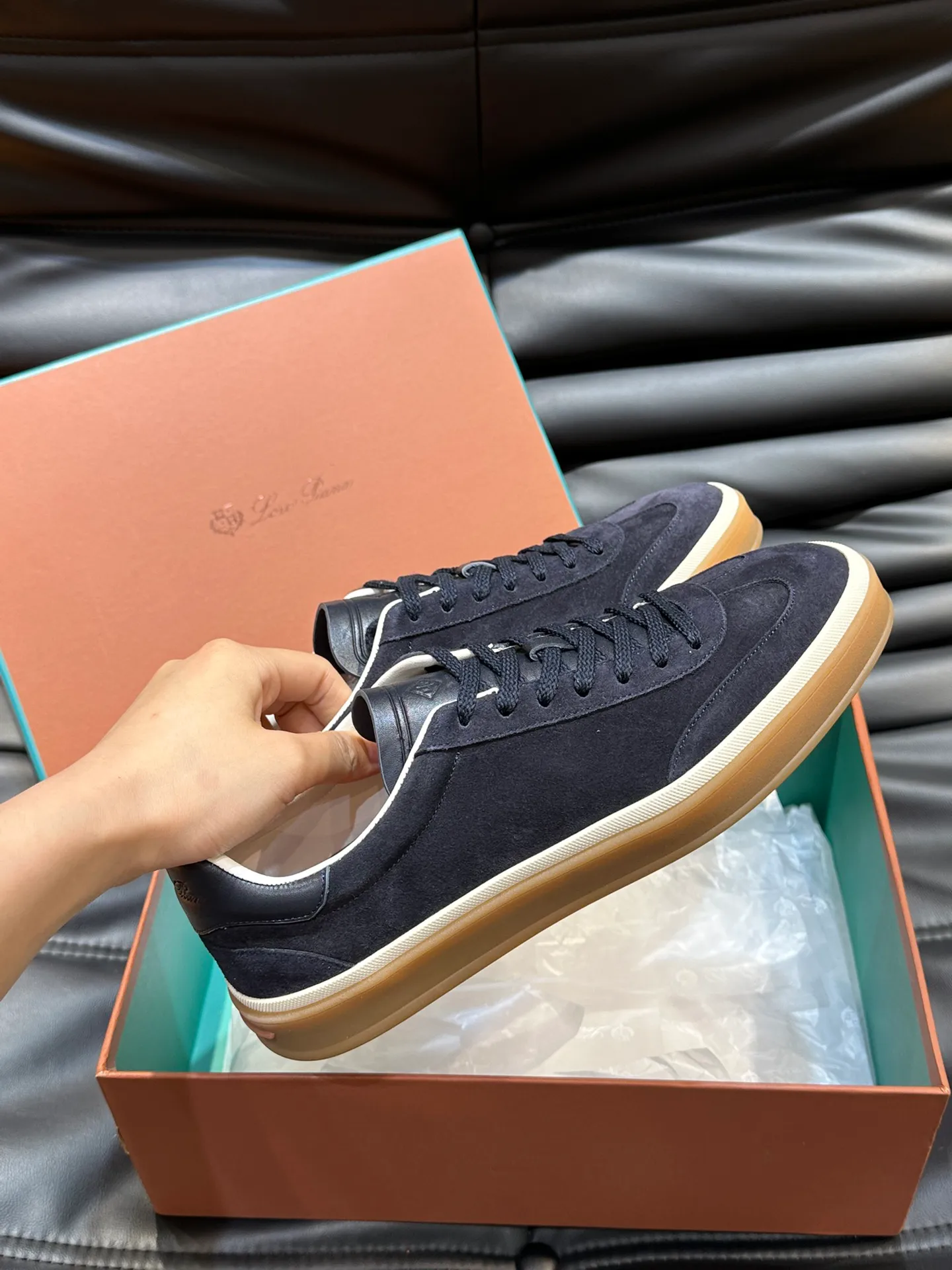 p420 Men's Shoes New 🆕Lp Old Money Style Men's Low-top Casual Tennis Shoes Loro Piana's high-end series has launched sports shoe styles made of soft cowhide. The breathable properties and flexible texture of natural materials make the sneakers both functional and comfortable. The high-quality metal-free tanning and tumble process highlights the natural texture of the leather, while the camel-colored sole and white rubber trim create a double-layer sole effect, making it an everyday shoe that can easily create a lazy and casual style! Size: 39-44 (45, 46 customized